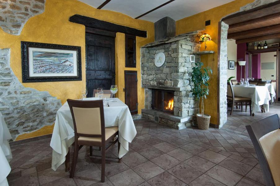 Trattoria Del Bivio Konuk evi Cerretto Langhe Dış mekan fotoğraf